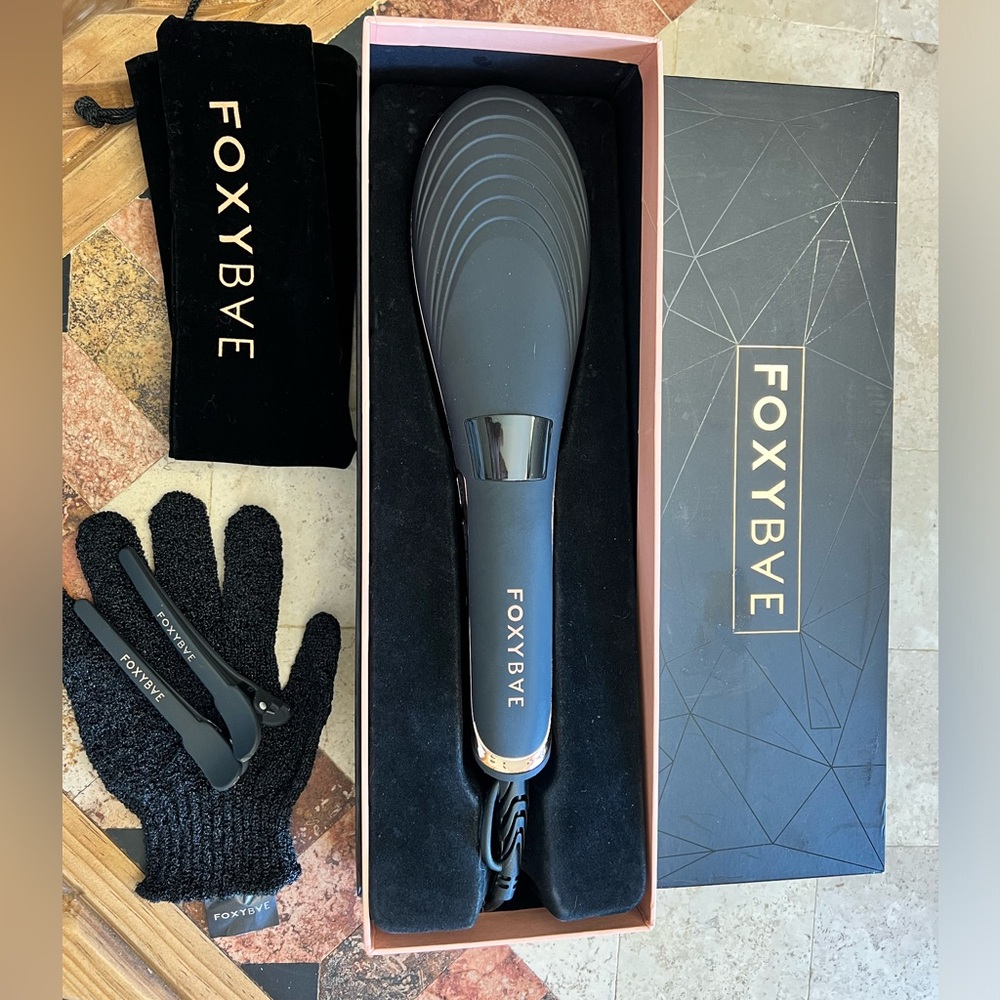 FOXYBAE Brush straightener New in Box!